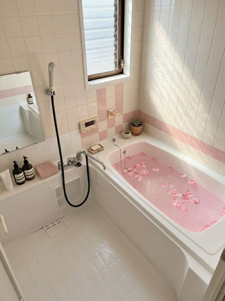 奈良県グループホームの清潔な浴室 - ピンクのタイルが温かい雰囲気