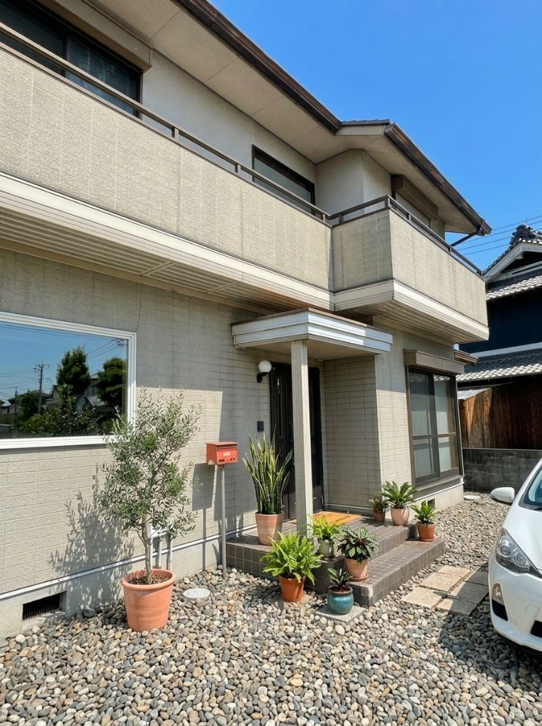 奈良県グループホームの外観 - 2階建ての綺麗な建物