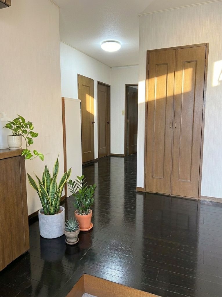 奈良県グループホームの明るい廊下 - 清潔で開放的な共有空間