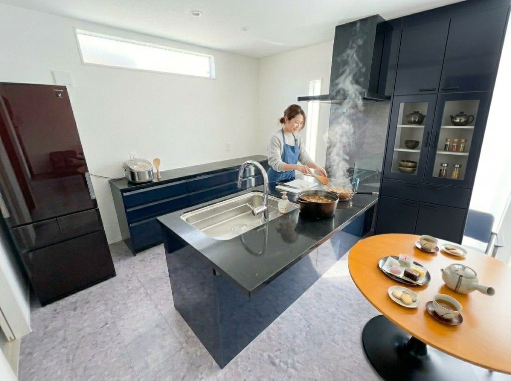 奈良県グループホームでの料理サポート - スタッフと一緒に調理する入居者