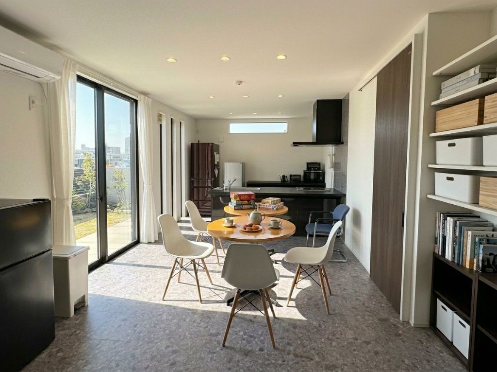 奈良県グループホームの明るいリビング・ダイニング空間 - 開放的な共同生活の場