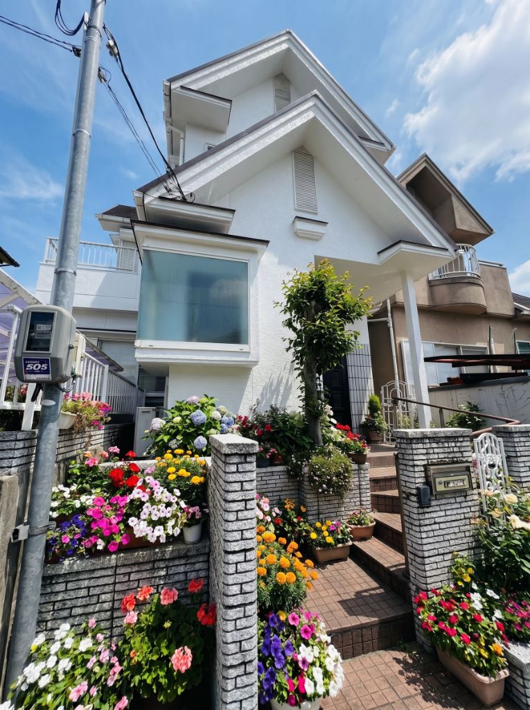 奈良県グループホーム アモーレ米山台の外観 - 花と緑に囲まれた美しい建物